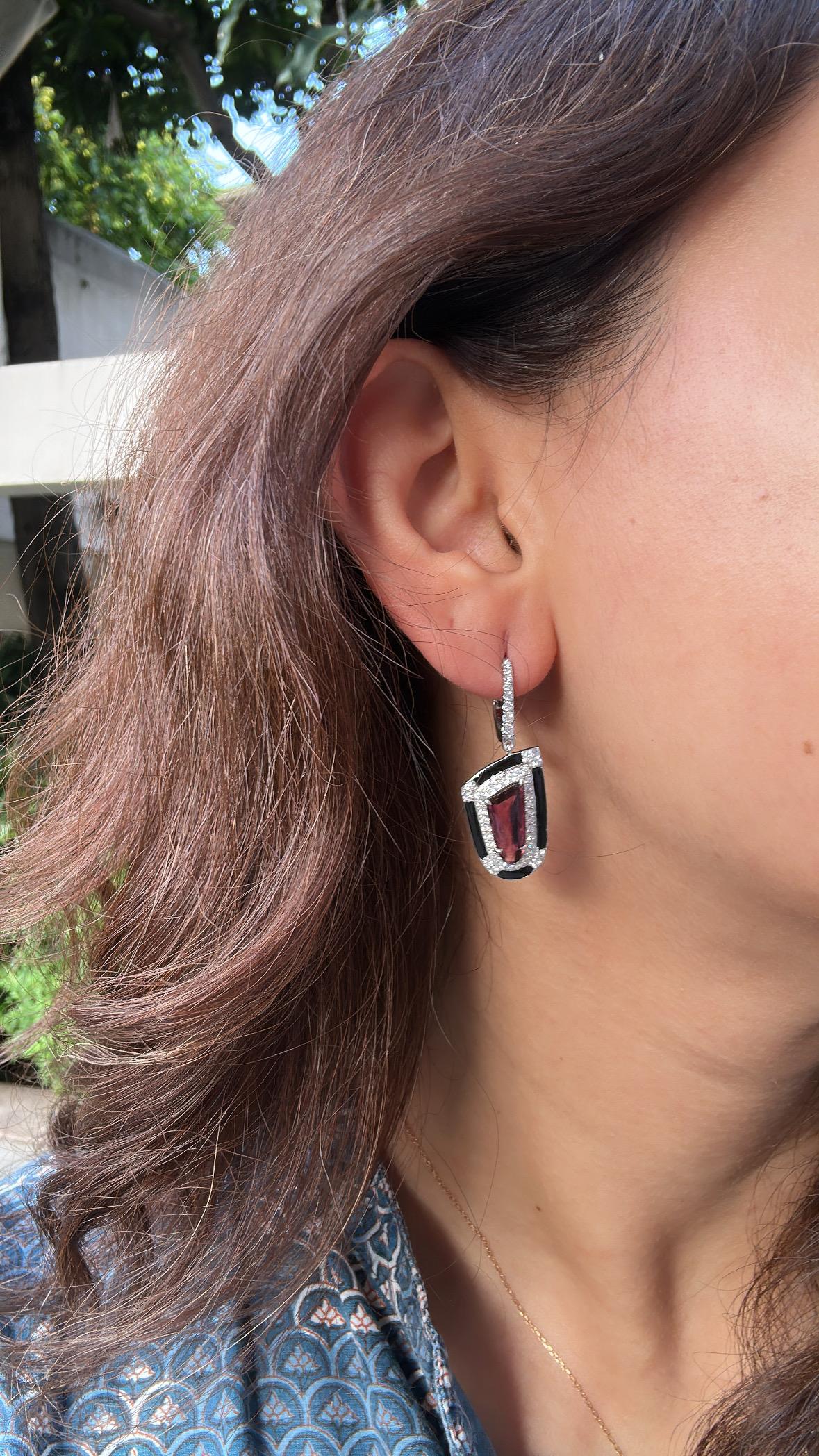 Pendientes colgantes de oro de 18 quilates, turmalina de 3,48 quilates, esmalte negro y diamantes en venta 2