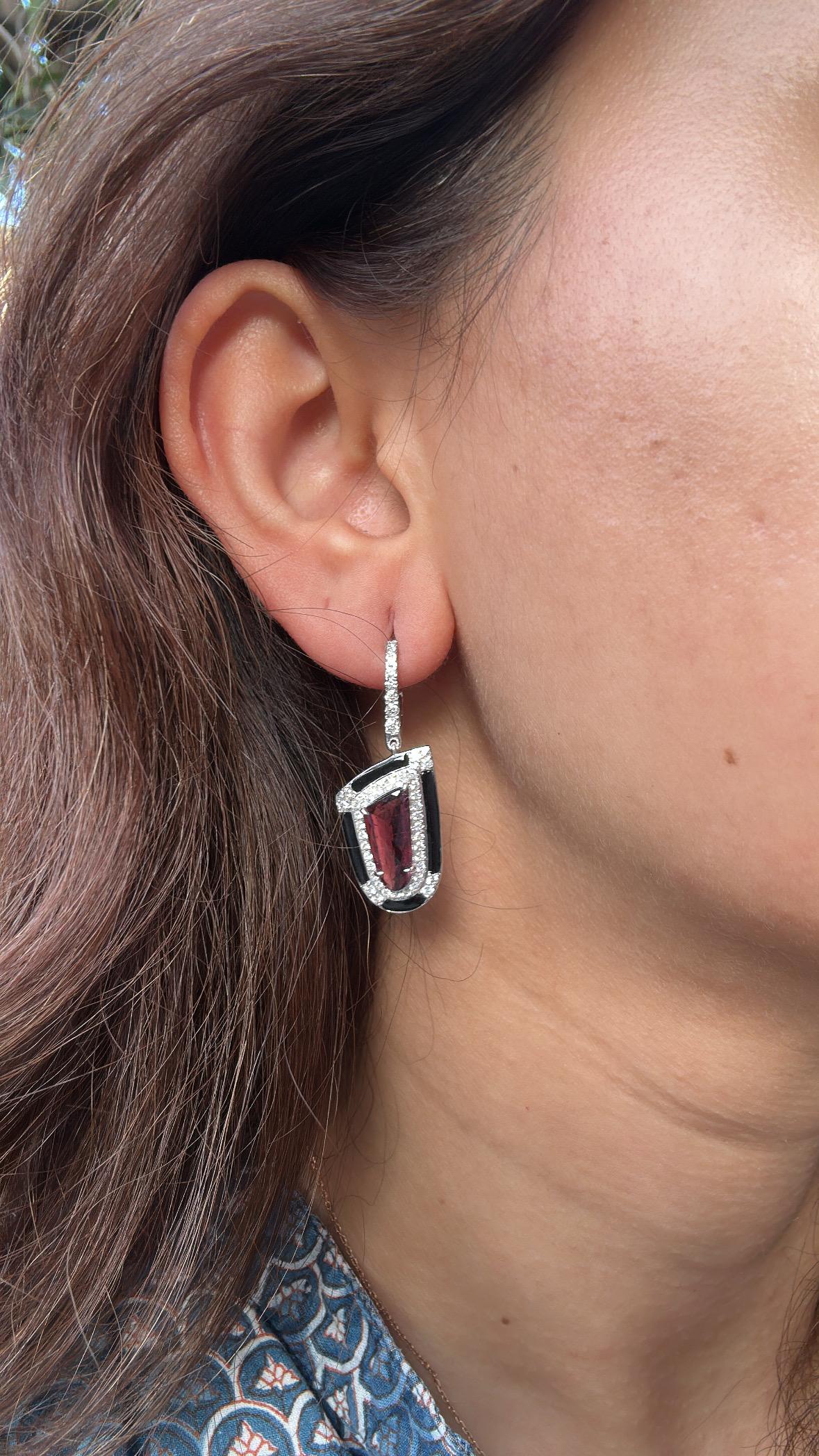 Pendientes colgantes de oro de 18 quilates, turmalina de 3,48 quilates, esmalte negro y diamantes en venta 3