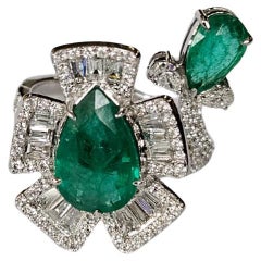 Set in 18K Gold, 3.49 carats, natural Zambian Emerald 
Diamonds Engagement Ring