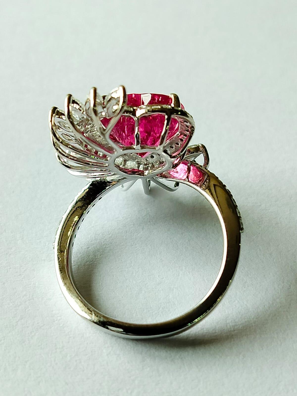 Set in 18K Gold, 3.51 Carats, Rubellite & Diamonds Engagement /Cocktail Ring In New Condition For Sale In Hong Kong, HK
