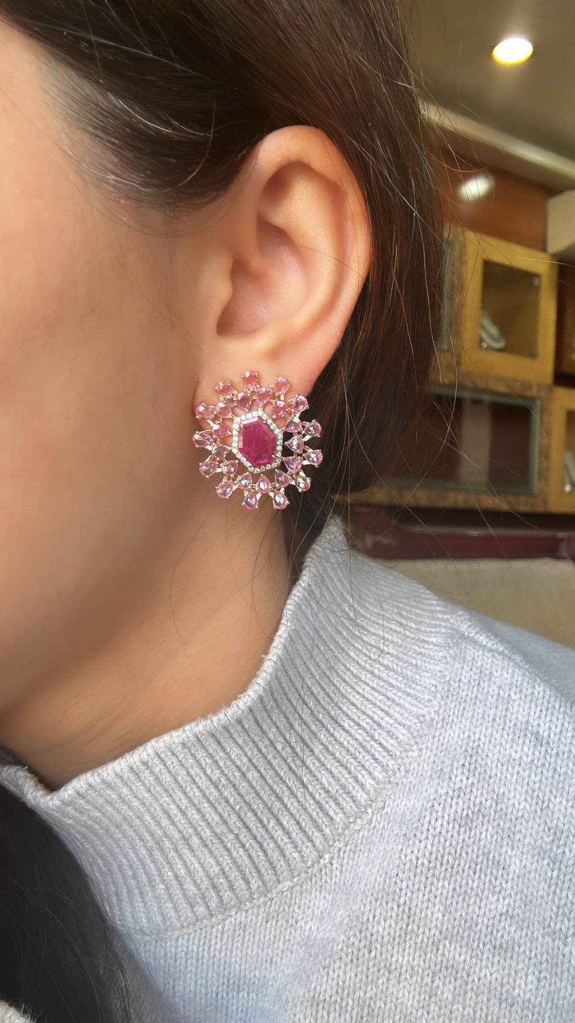 Modern Set in 18K Gold, 3.53 carats Ruby, Pink Sapphires & Diamonds Stud Earrings For Sale