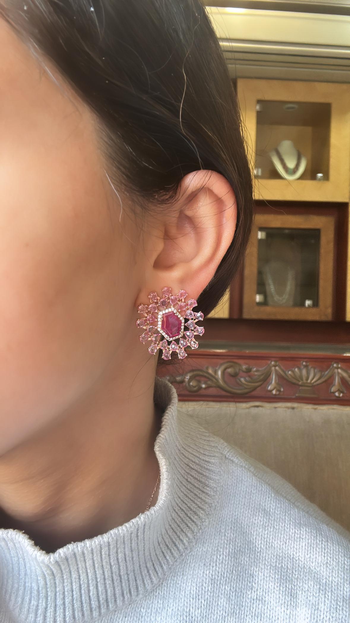 Clous d'oreilles en or 18 carats, rubis, saphirs roses et diamants de 3,53 carats Neuf - En vente à Hong Kong, HK