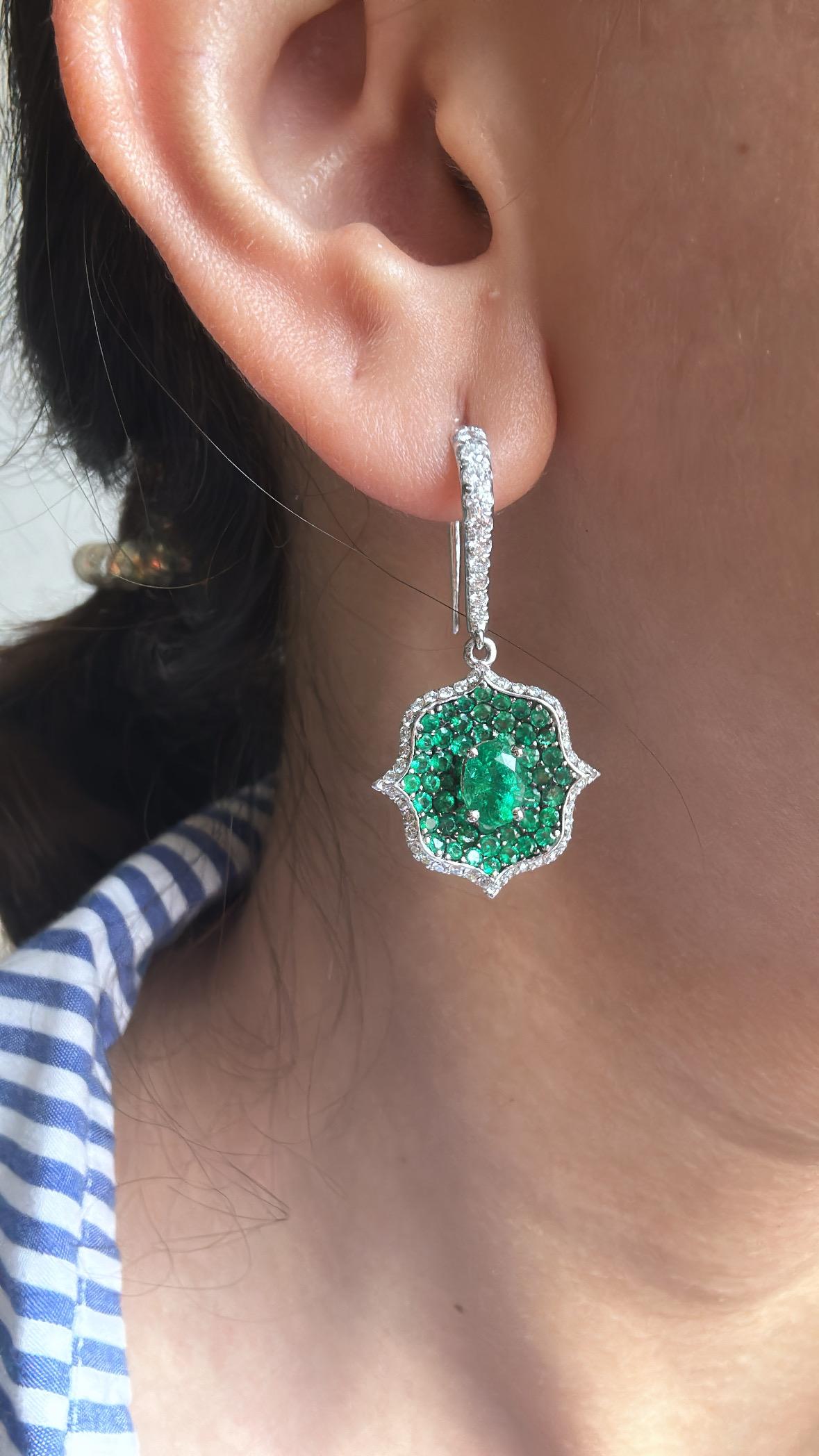 Set in 18K Gold, 3.57 carats, natural Zambian Emeralds & Diamonds Dangle Earring In New Condition For Sale In Hong Kong, HK