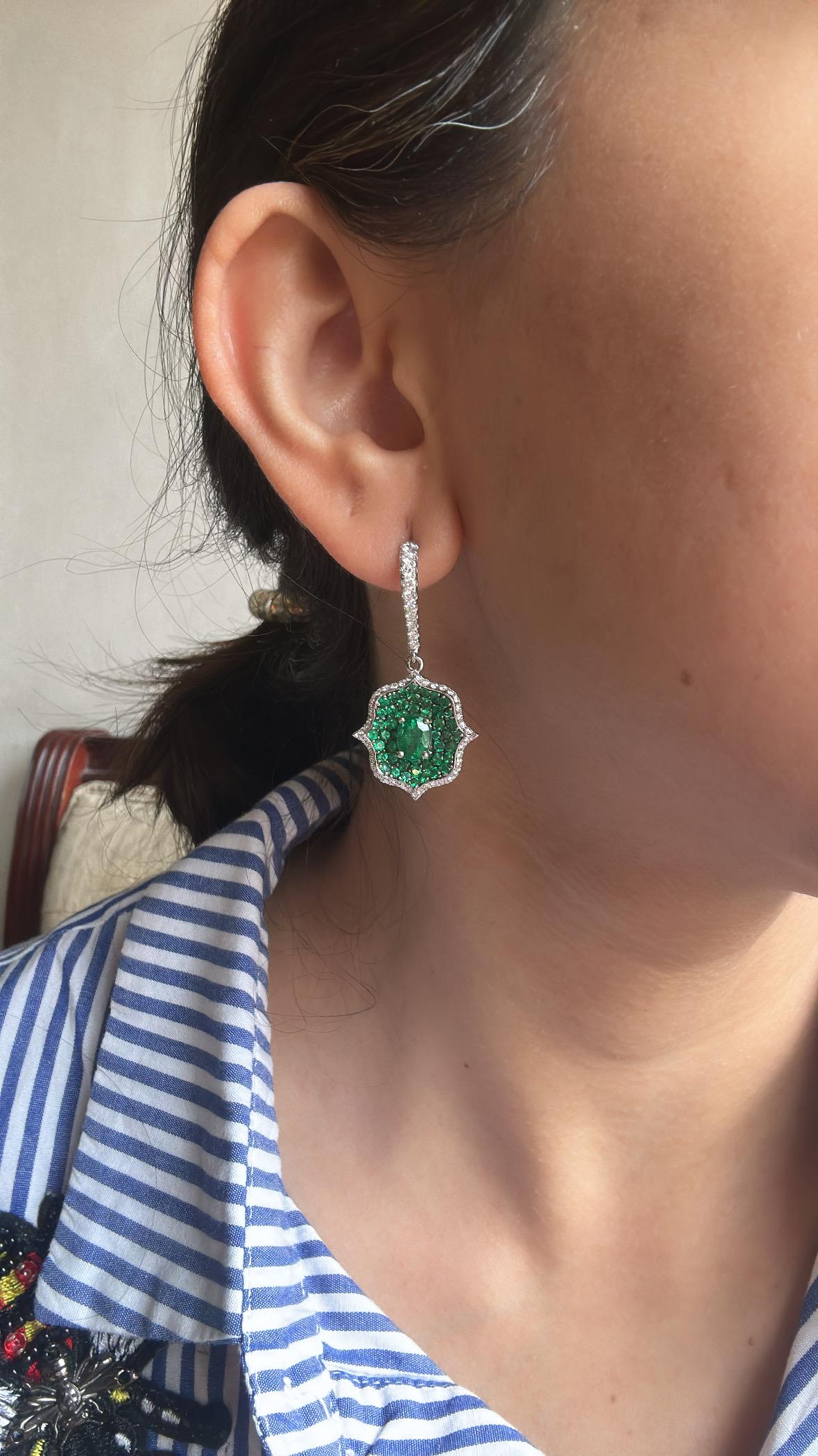 Women's or Men's Set in 18K Gold, 3.57 carats, natural Zambian Emeralds & Diamonds Dangle Earring For Sale