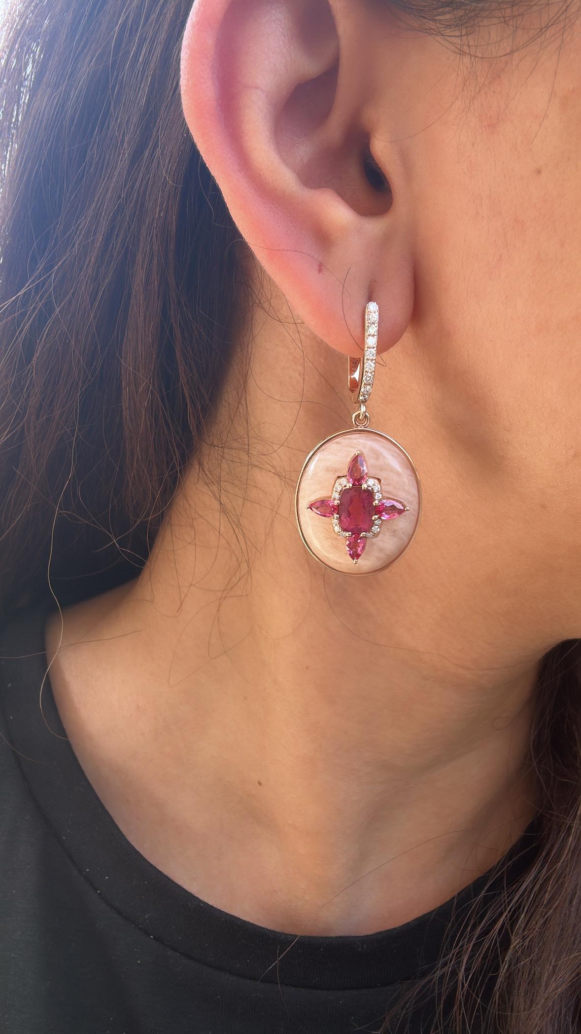 Boucles d'oreilles pendantes en or 18 carats, Tourmaline 3.61 carats, Opales Roses et Diamants en vente 5