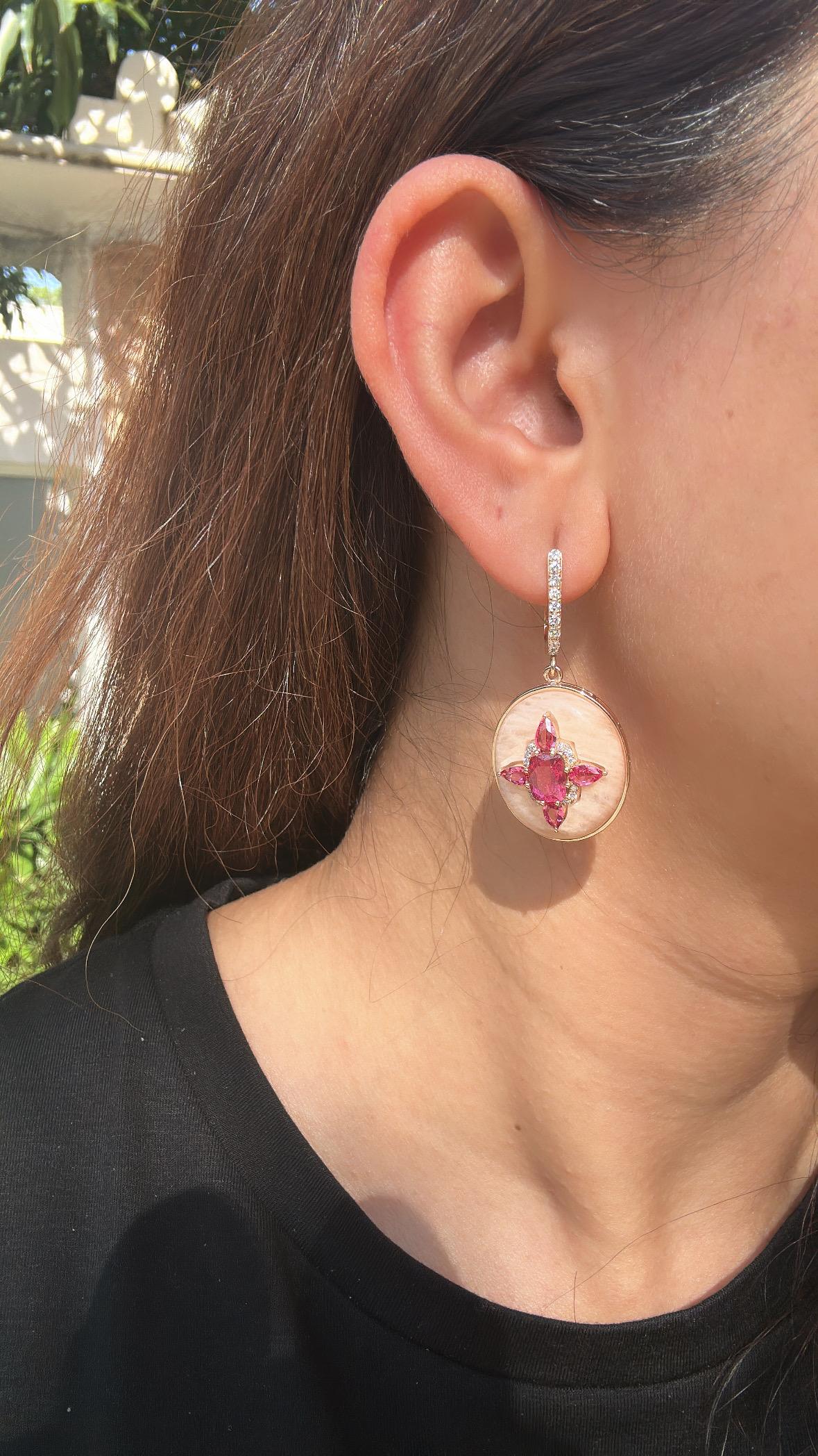 Boucles d'oreilles pendantes en or 18 carats, Tourmaline 3.61 carats, Opales Roses et Diamants en vente 6