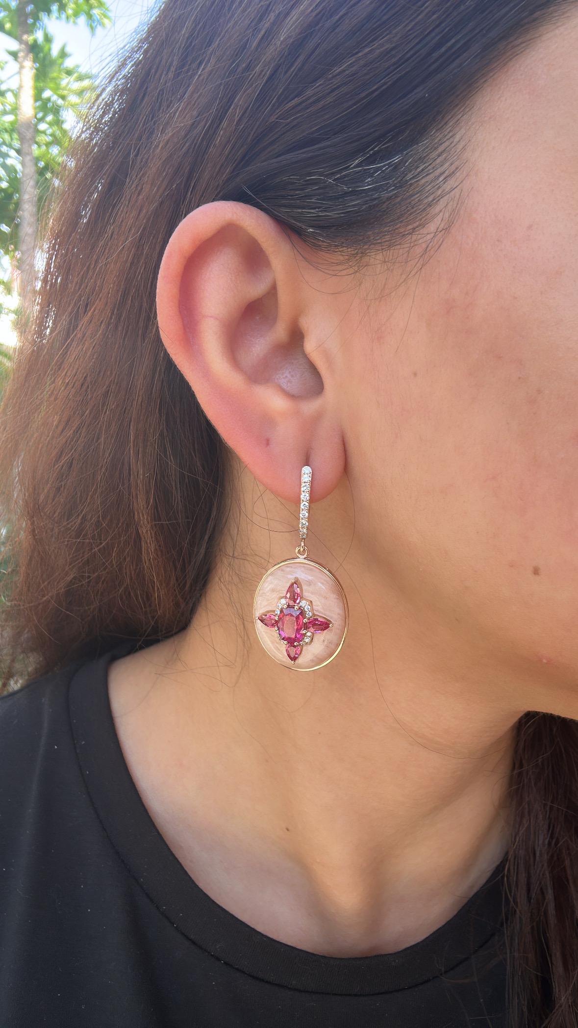 Boucles d'oreilles pendantes en or 18 carats, Tourmaline 3.61 carats, Opales Roses et Diamants en vente 7