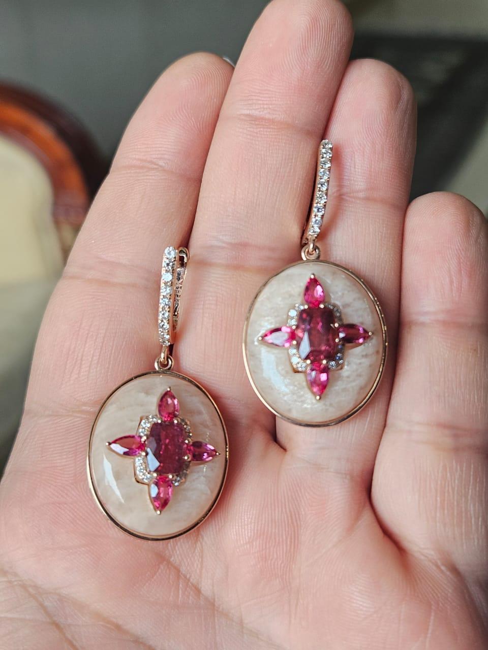 Boucles d'oreilles pendantes en or rose 18 carats et diamants naturels, composées de tourmaline et d'opale rose, de style moderne. Le poids des tourmalines est de 3,61 carats. Le poids de l'opale rose est de 27.23 carats. Le poids des diamants est