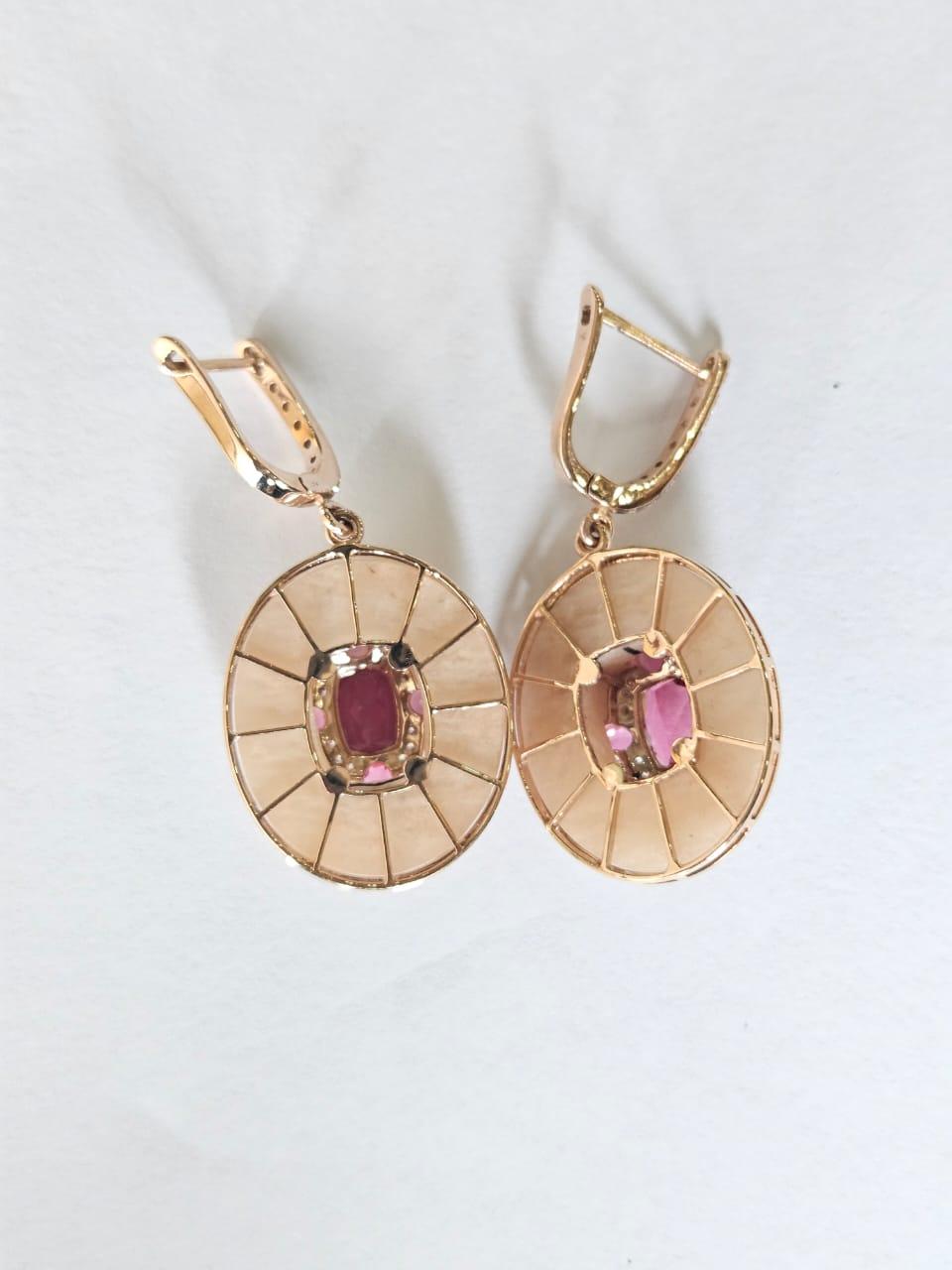 Moderne Boucles d'oreilles pendantes en or 18 carats, Tourmaline 3.61 carats, Opales Roses et Diamants en vente