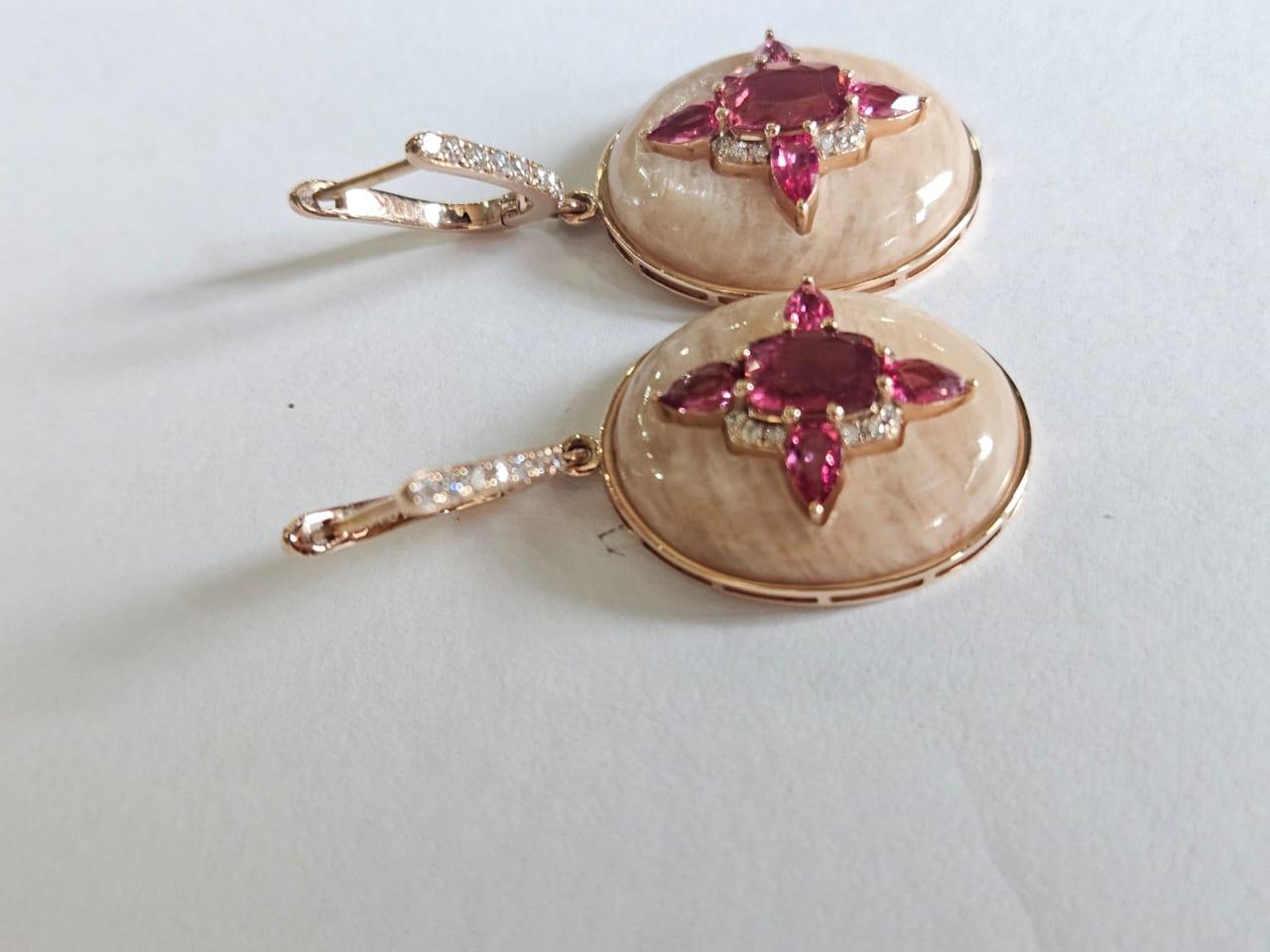 Taille émeraude Boucles d'oreilles pendantes en or 18 carats, Tourmaline 3.61 carats, Opales Roses et Diamants en vente