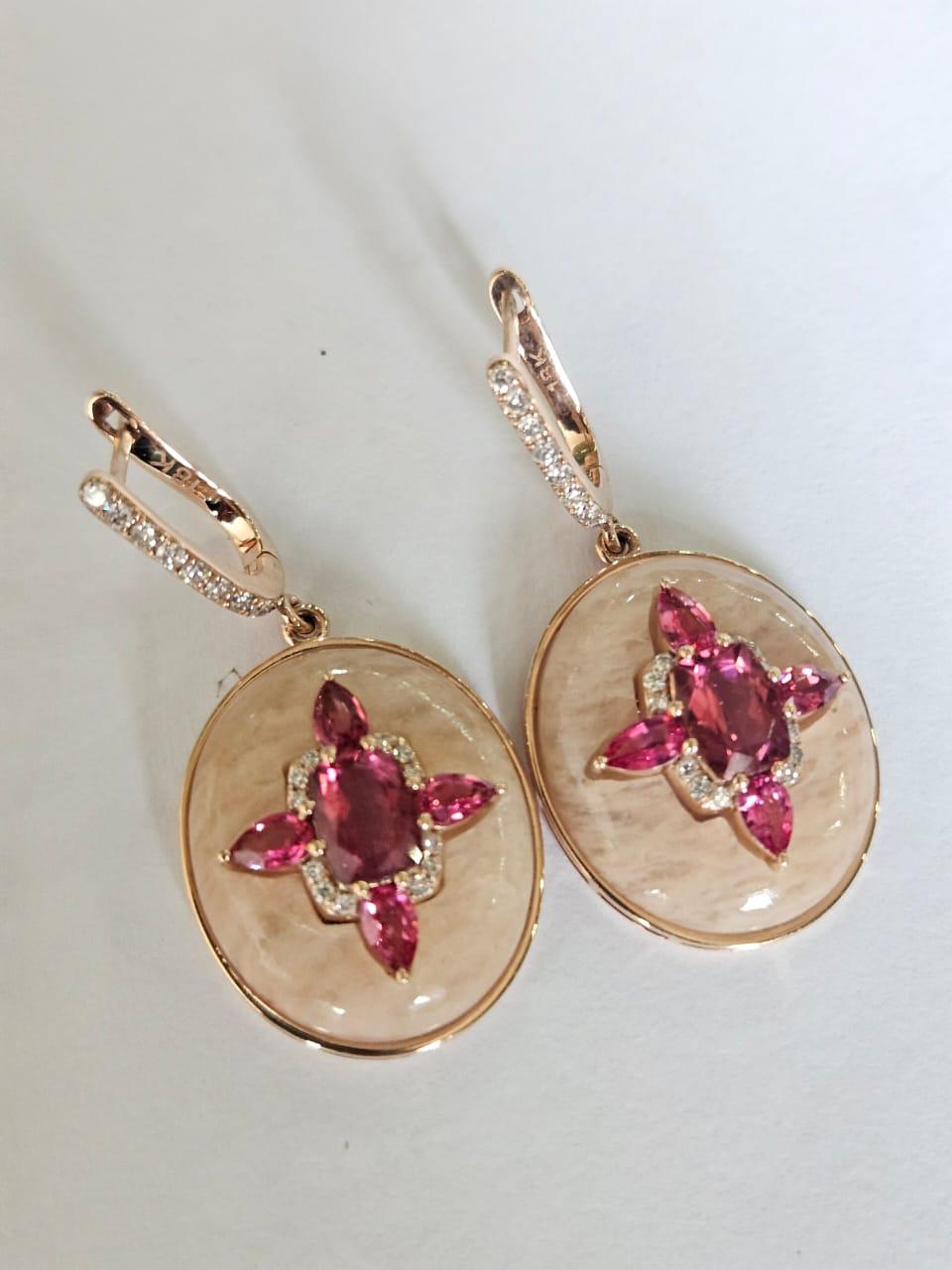 Boucles d'oreilles pendantes en or 18 carats, Tourmaline 3.61 carats, Opales Roses et Diamants Neuf - En vente à Hong Kong, HK