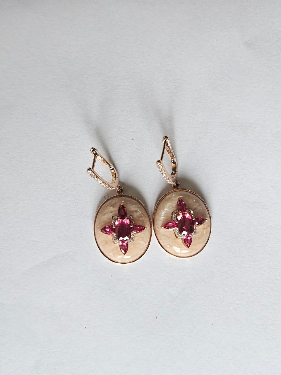 Boucles d'oreilles pendantes en or 18 carats, Tourmaline 3.61 carats, Opales Roses et Diamants Unisexe en vente