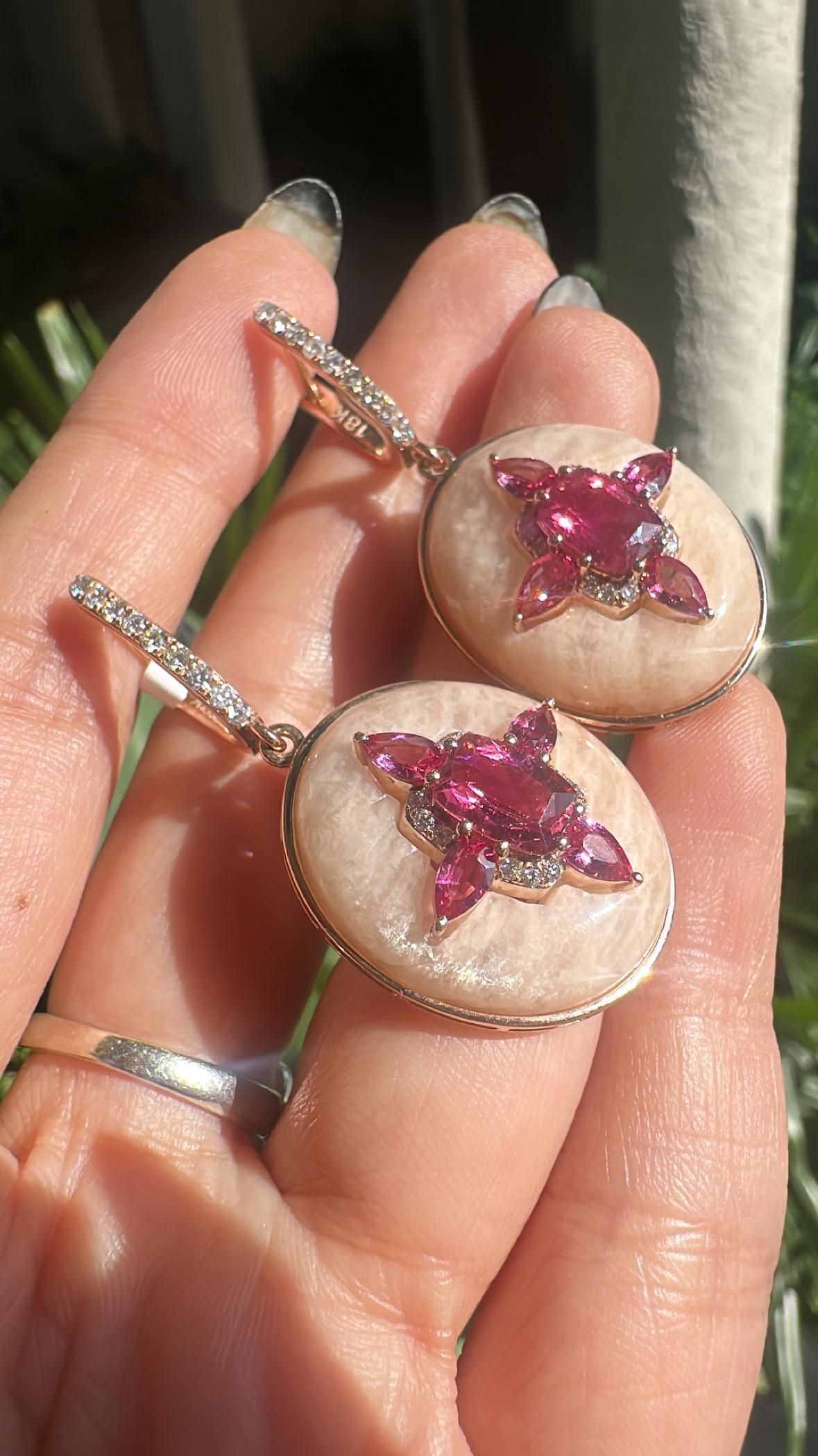 Boucles d'oreilles pendantes en or 18 carats, Tourmaline 3.61 carats, Opales Roses et Diamants en vente 2