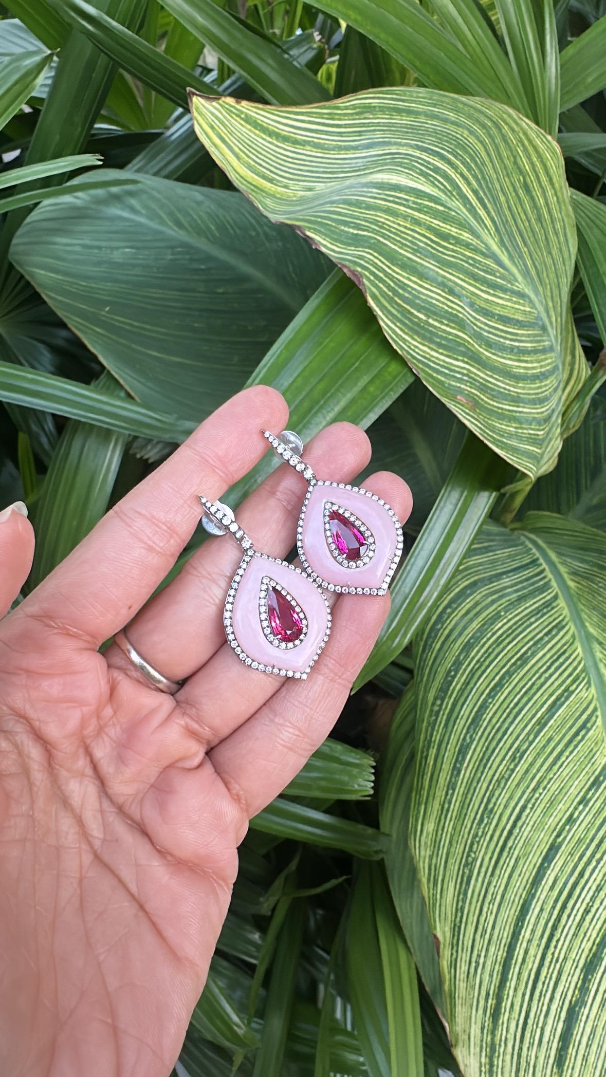 Orecchini pendenti in oro 18 carati, 3,62 carati, rubelliti, opali rosa e diamanti in vendita 4