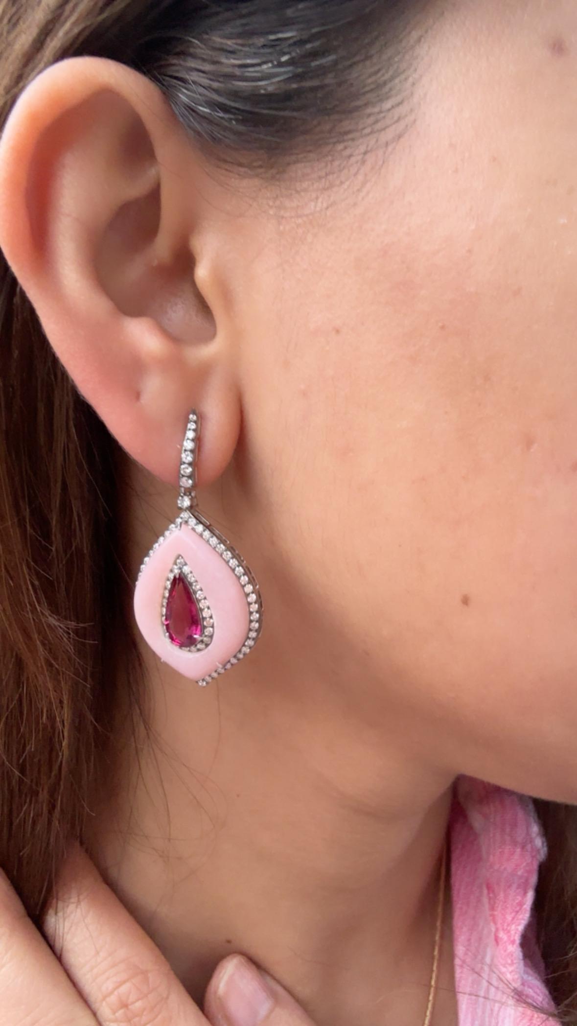 Orecchini pendenti in oro 18 carati, 3,62 carati, rubelliti, opali rosa e diamanti in vendita 5