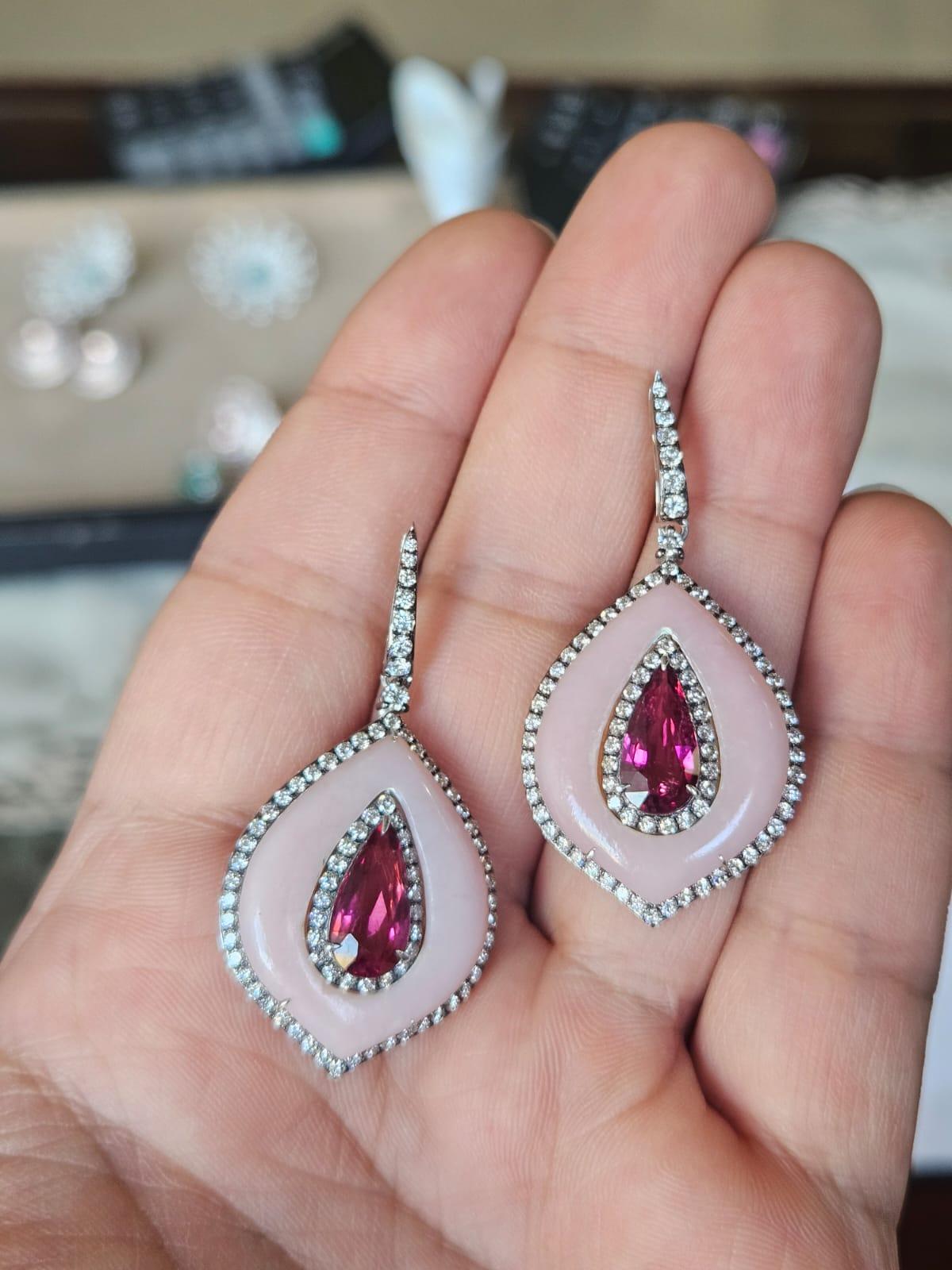 Splendidi e bellissimi orecchini pendenti in stile moderno con rubellite e opale rosa, incastonati in oro 18 carati e diamanti naturali. Il peso dei Rubelliti è di 3.62 carati. Il peso degli Opali rosa è di 12.80 carati. Il peso dei diamanti è di