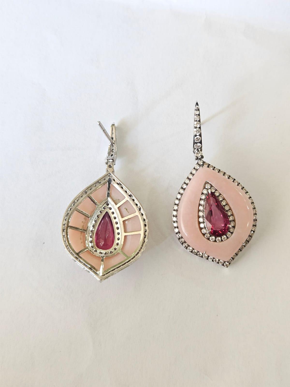 Moderno Orecchini pendenti in oro 18 carati, 3,62 carati, rubelliti, opali rosa e diamanti in vendita