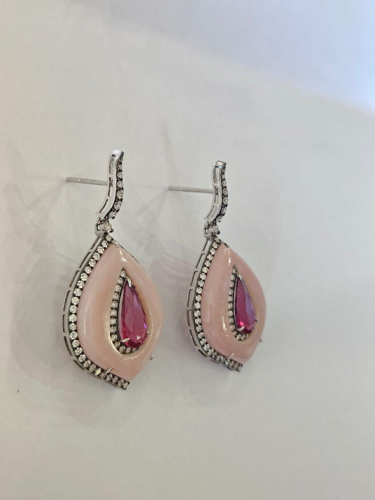 Taglio a goccia Orecchini pendenti in oro 18 carati, 3,62 carati, rubelliti, opali rosa e diamanti in vendita
