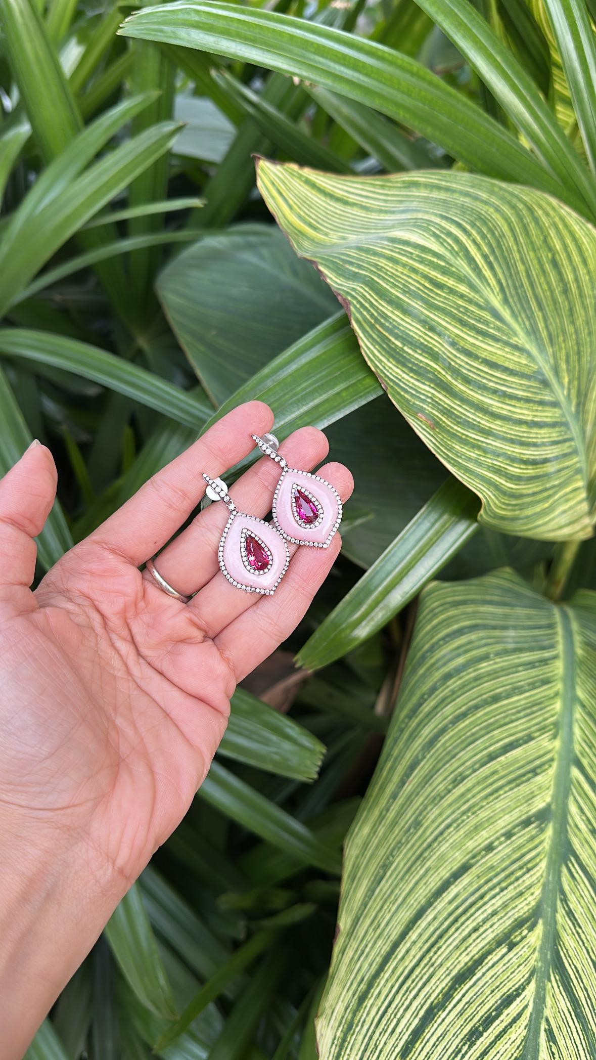 Orecchini pendenti in oro 18 carati, 3,62 carati, rubelliti, opali rosa e diamanti in vendita 1