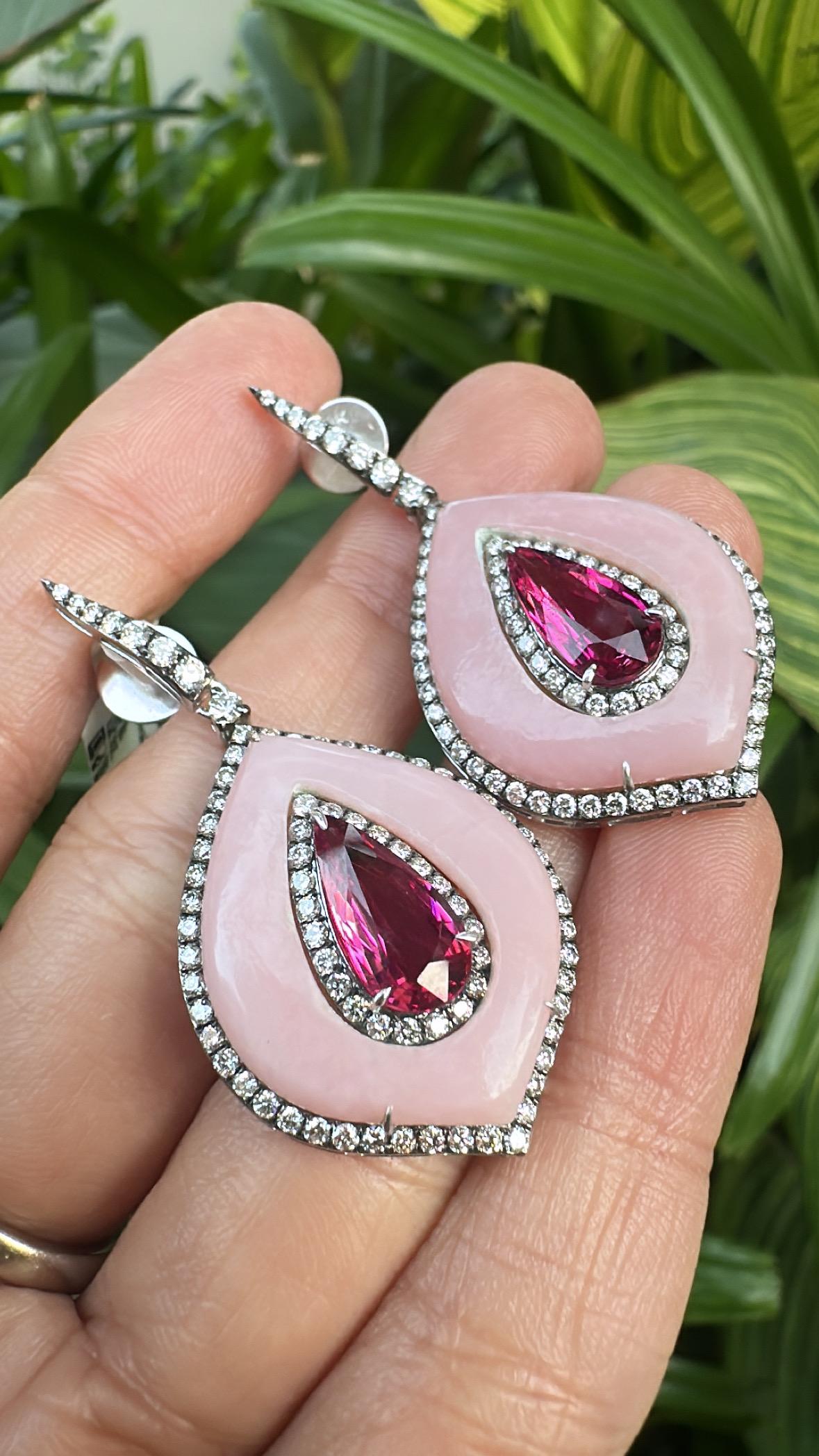 Orecchini pendenti in oro 18 carati, 3,62 carati, rubelliti, opali rosa e diamanti in vendita 3