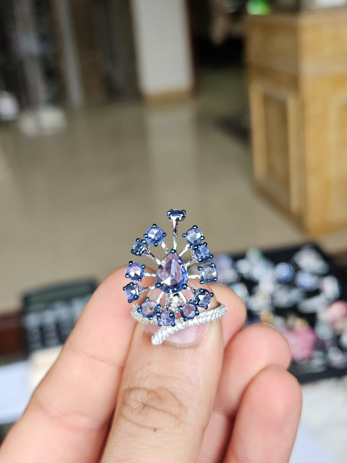 Eine sehr schöne und schöne, modernen Stil, blaue Saphire Cocktail-Ring in 18K Weißgold & natürliche Diamanten gesetzt. Das Gewicht der blauen Saphire beträgt 3.66 Karat. Die blauen Saphire stammen aus Ceylon (Sri Lanka). Das Gewicht der Diamanten