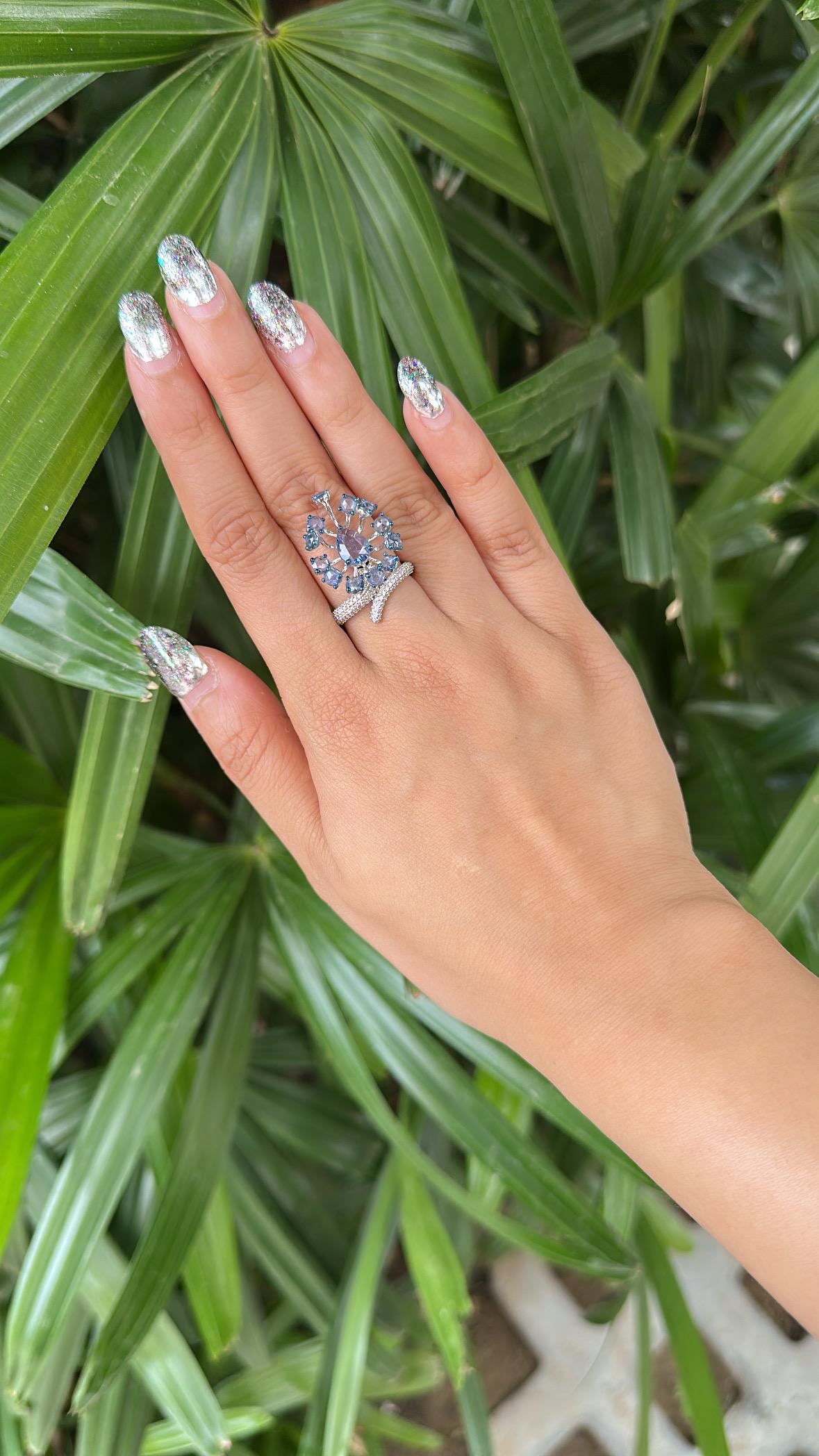 Cocktailring aus 18 Karat Gold, 3,66 Karat, blaue Ceylon-Saphire und Diamanten im Angebot 1
