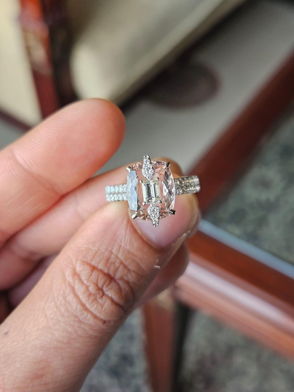 Ein sehr schöner, moderner Morganit-Verlobungsring in 18 Karat Weißgold und natürlichen Diamanten. Das Gewicht des Morganits beträgt 3.66 Karat. Das Gesamtgewicht der Diamanten beträgt 1,10 Karat. Das Nettogewicht von 18 Karat Weißgold beträgt 4,88