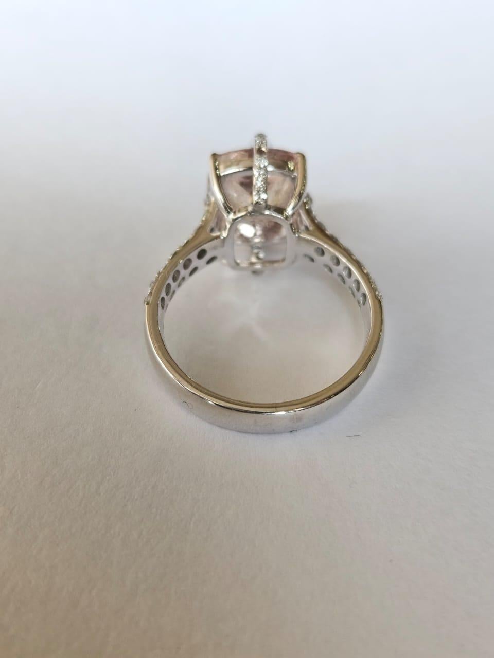 Verlobungsring aus 18 Karat Gold, 3,66 Karat Morganit und Diamanten im Smaragdschliff (Moderne) im Angebot