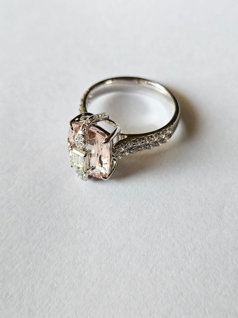Verlobungsring aus 18 Karat Gold, 3,66 Karat Morganit und Diamanten im Smaragdschliff im Zustand „Neu“ im Angebot in Hong Kong, HK