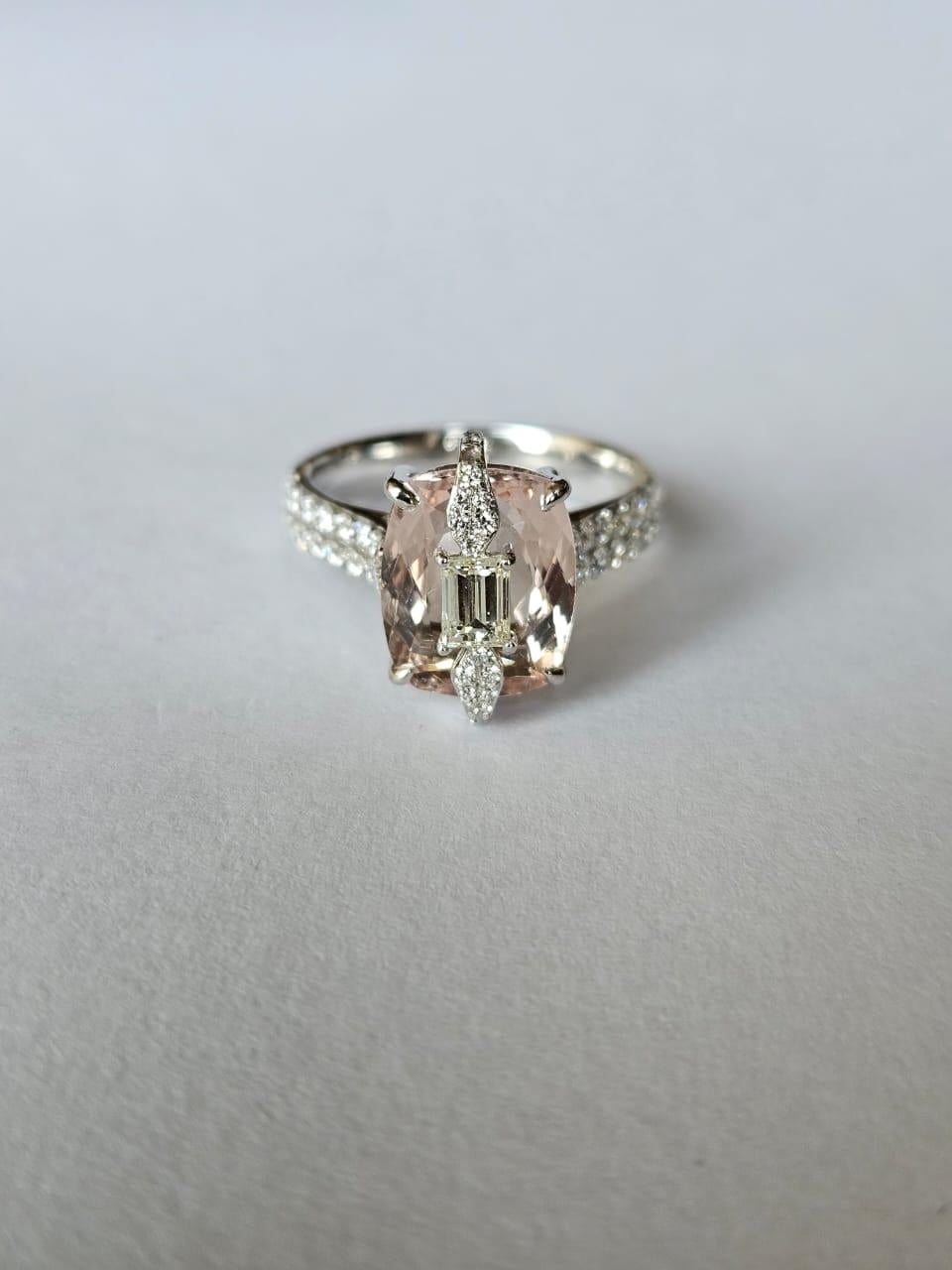 Verlobungsring aus 18 Karat Gold, 3,66 Karat Morganit und Diamanten im Smaragdschliff für Damen oder Herren im Angebot