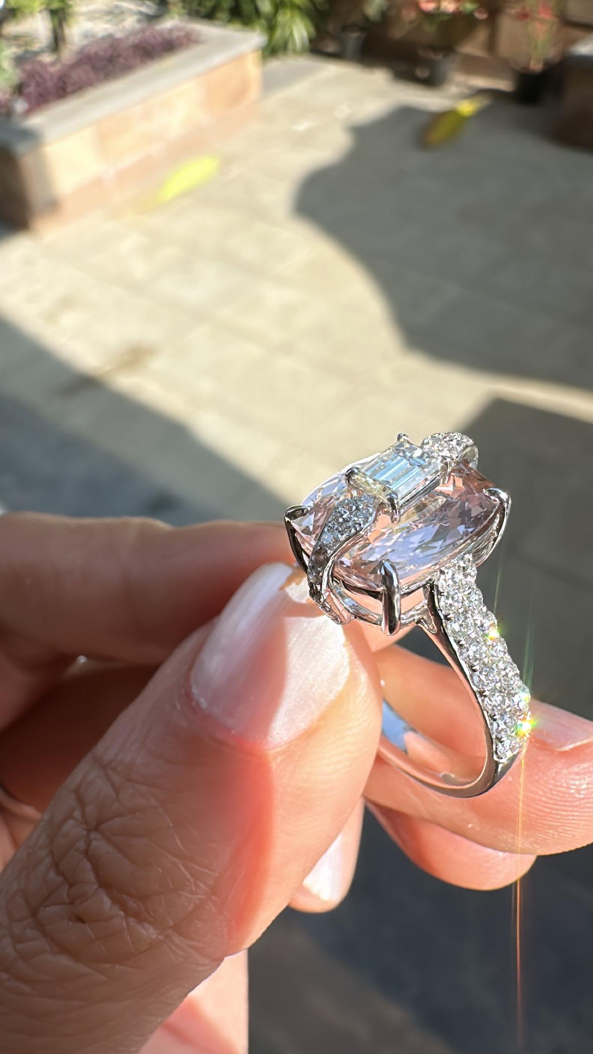 Verlobungsring aus 18 Karat Gold, 3,66 Karat Morganit und Diamanten im Smaragdschliff im Angebot 1