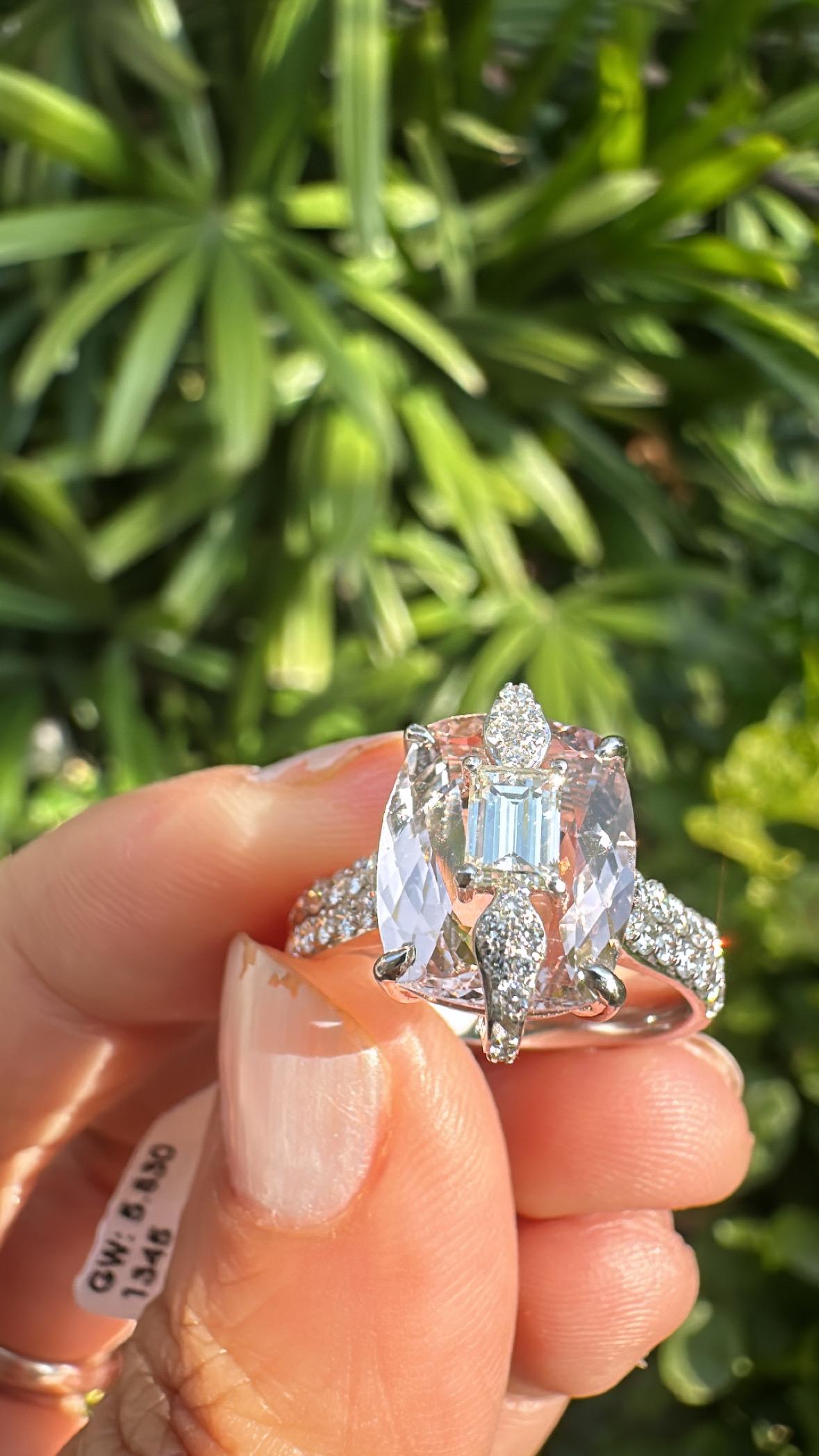 Verlobungsring aus 18 Karat Gold, 3,66 Karat Morganit und Diamanten im Smaragdschliff im Angebot 2