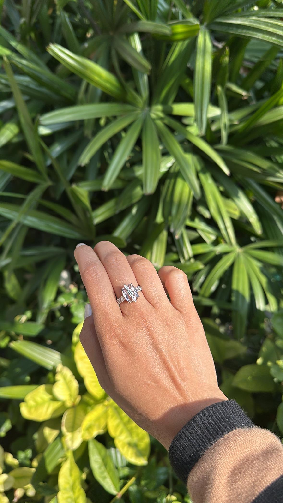 Verlobungsring aus 18 Karat Gold, 3,66 Karat Morganit und Diamanten im Smaragdschliff im Angebot 3