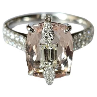 Verlobungsring aus 18 Karat Gold, 3,66 Karat Morganit und Diamanten im Smaragdschliff im Angebot