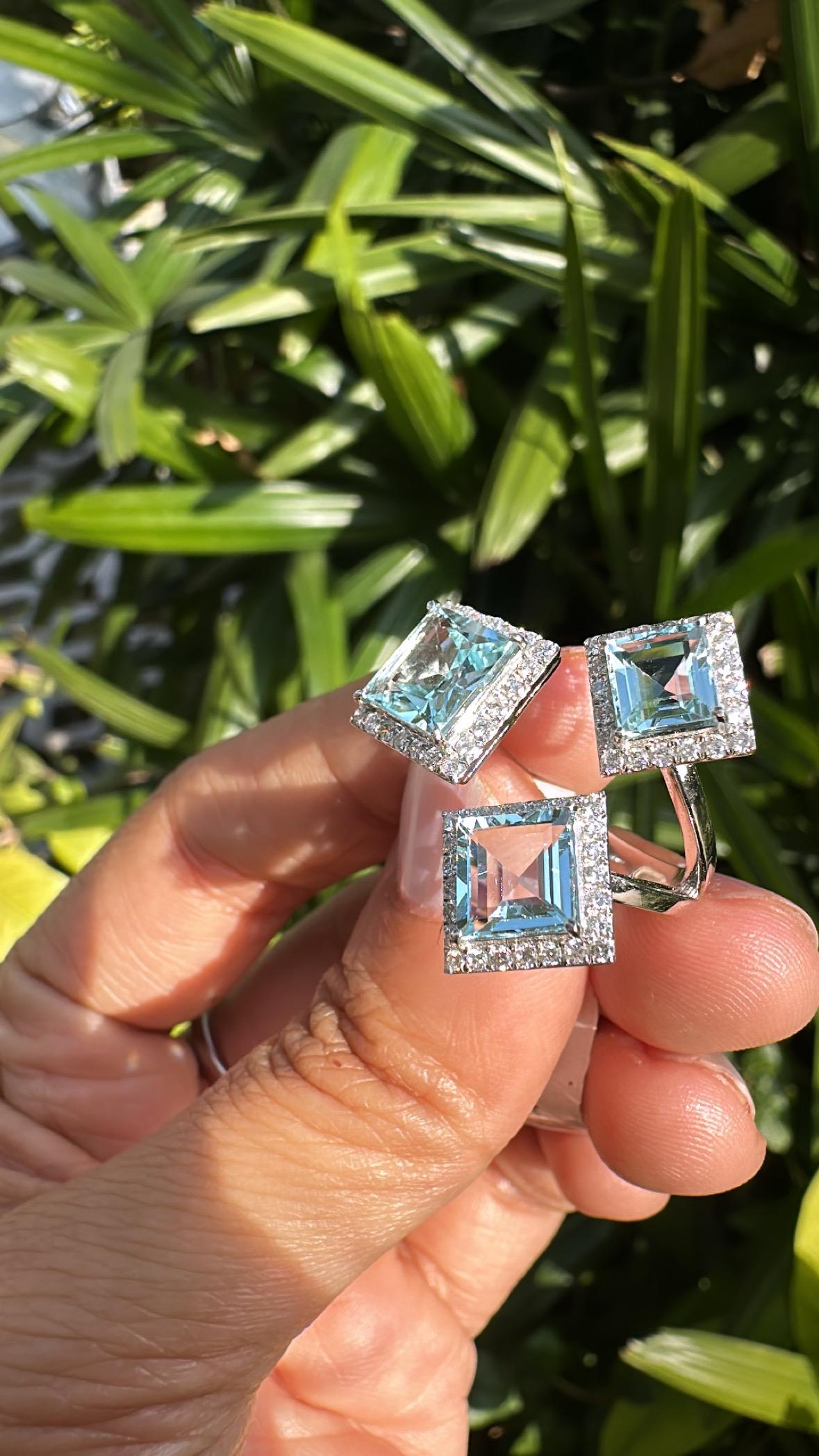 Un precioso anillo de cóctel de tres piedras con aguamarina, engastado en oro blanco de 18 quilates y diamantes naturales. El peso de las aguamarinas es de 3,80 quilates. El peso de los diamantes es de 0,70 quilates. El peso neto del oro de 18