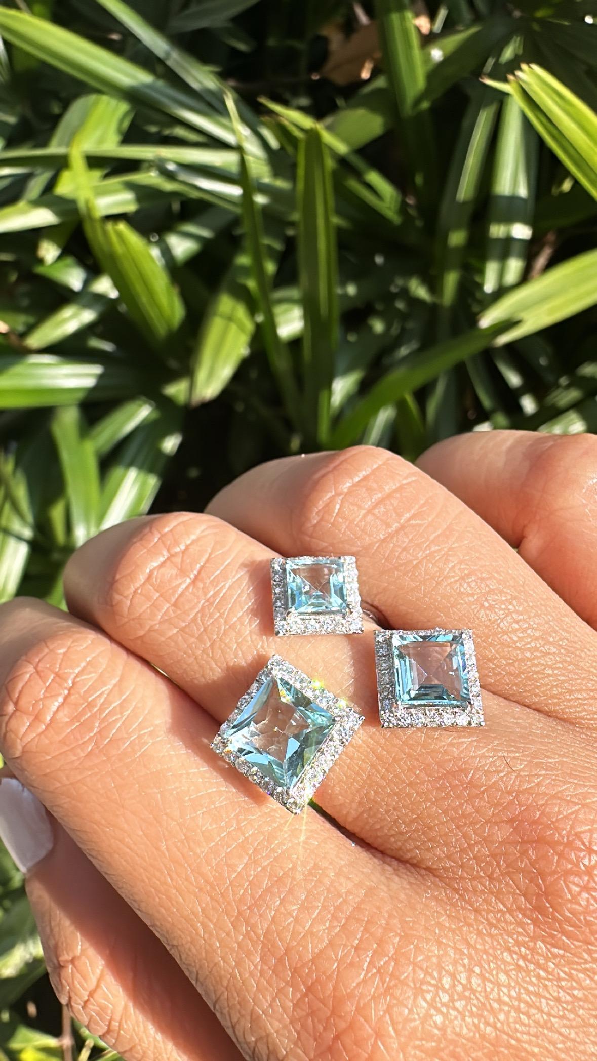 Engastado en oro de 18 quilates, 3,80 quilates, aguamarina y diamantes Anillo de cóctel de tres piedras Moderno en venta