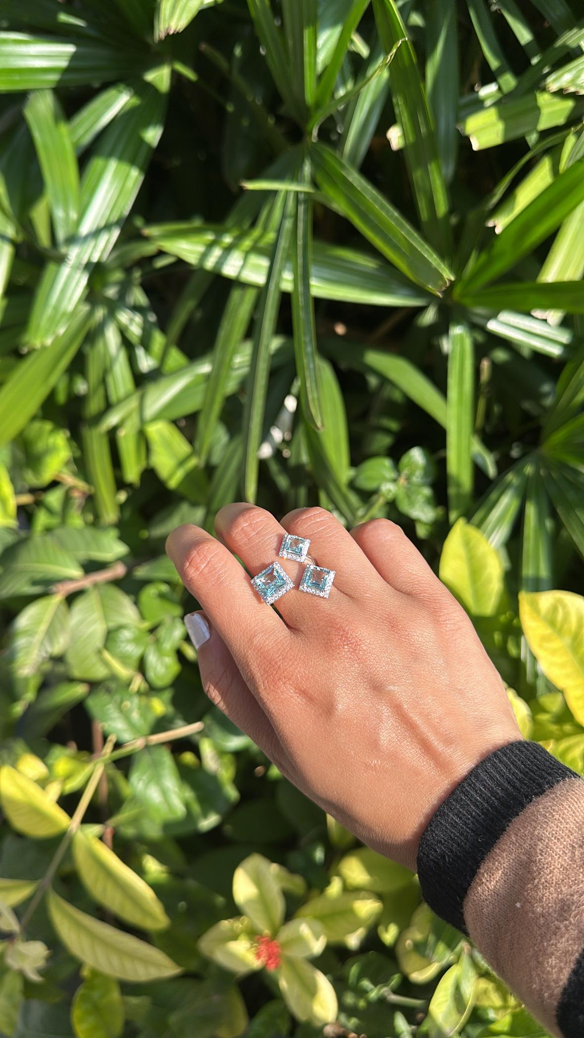 Engastado en oro de 18 quilates, 3,80 quilates, aguamarina y diamantes Anillo de cóctel de tres piedras Corte princesa en venta