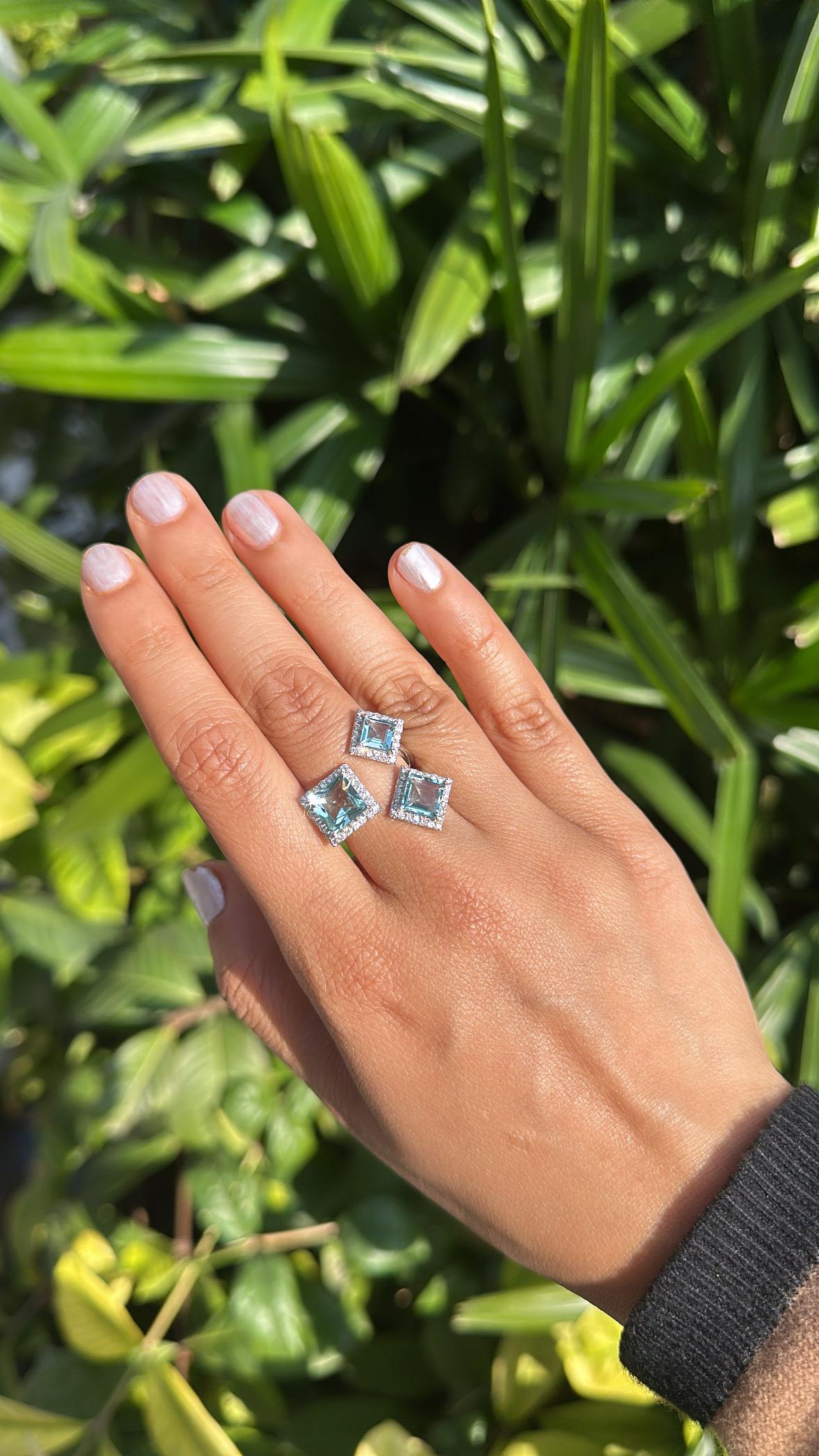 Engastado en oro de 18 quilates, 3,80 quilates, aguamarina y diamantes Anillo de cóctel de tres piedras en Nuevo estado para la venta en Hong Kong, HK
