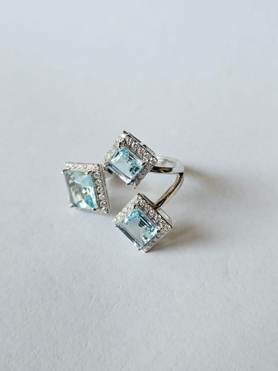 Femenino o masculino Engastado en oro de 18 quilates, 3,80 quilates, aguamarina y diamantes Anillo de cóctel de tres piedras en venta