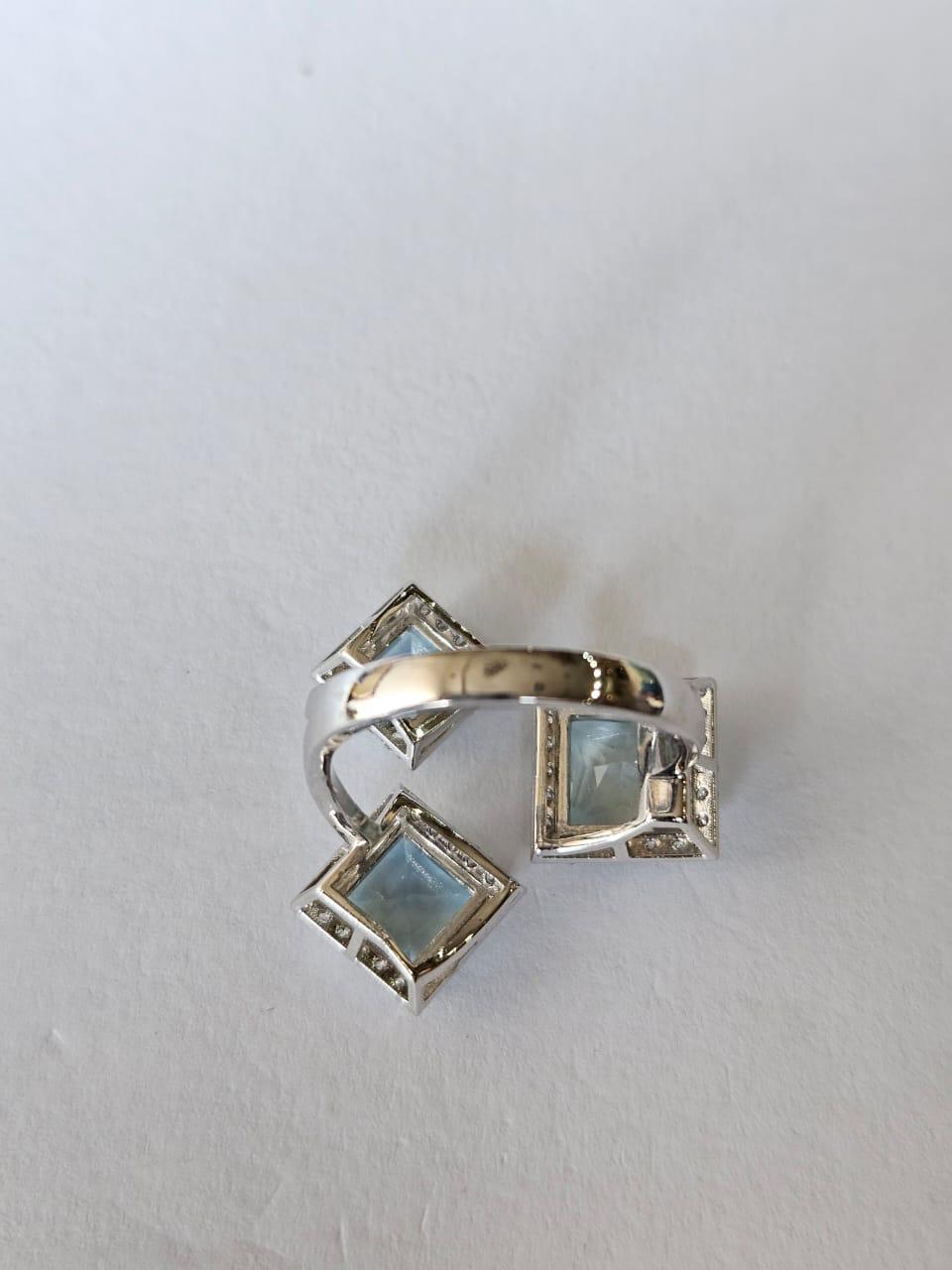 Engastado en oro de 18 quilates, 3,80 quilates, aguamarina y diamantes Anillo de cóctel de tres piedras en venta 1
