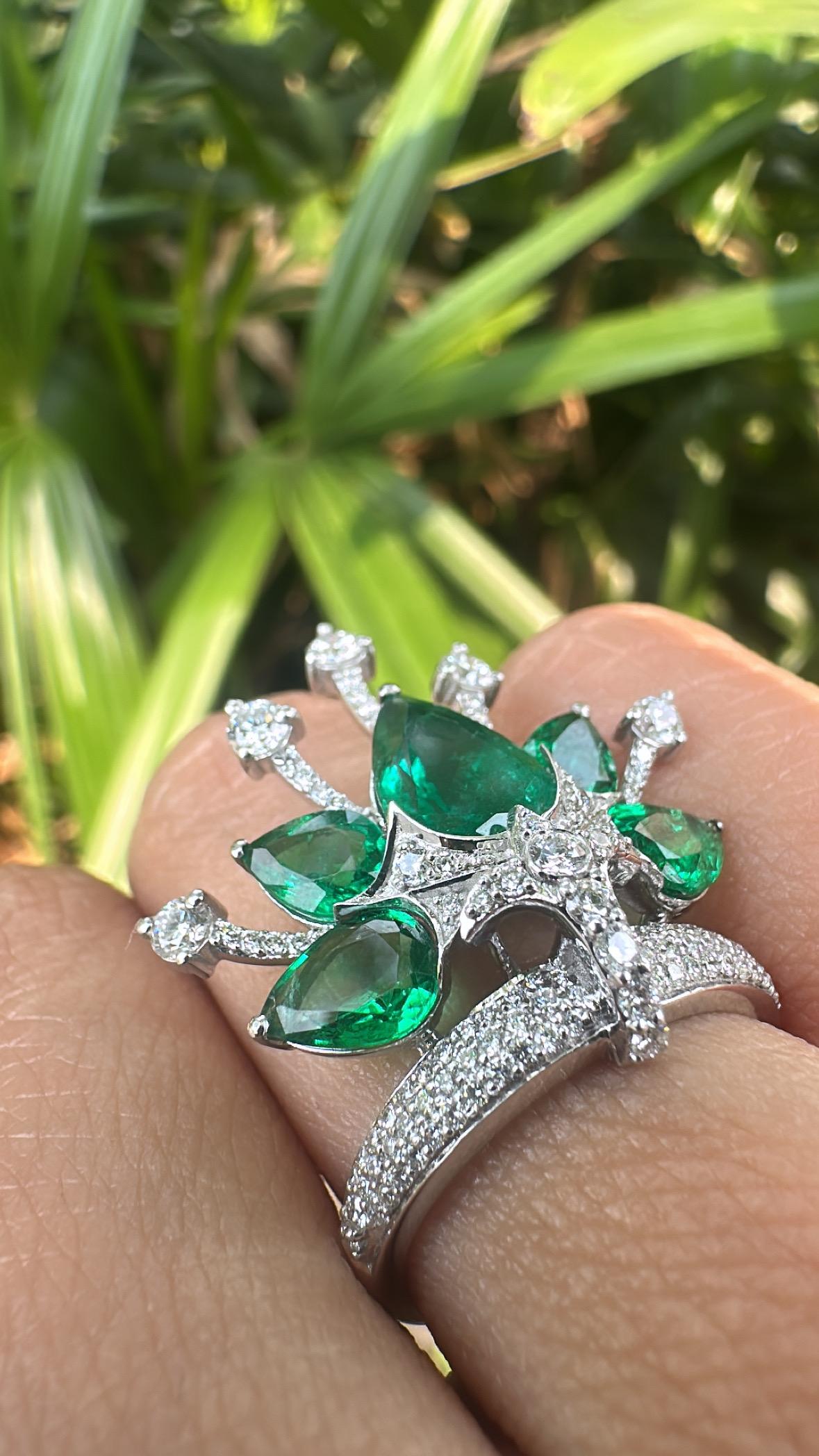 Bague cocktail en or 18 carats, 3,80 carats, émeraude naturelle de Zambie et diamants en vente 4