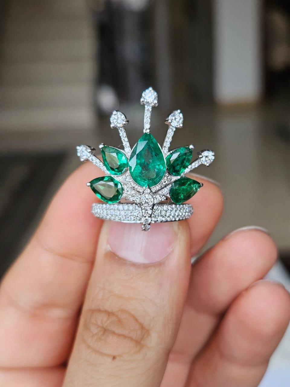 Taille poire Bague cocktail en or 18 carats, 3,80 carats, émeraude naturelle de Zambie et diamants en vente