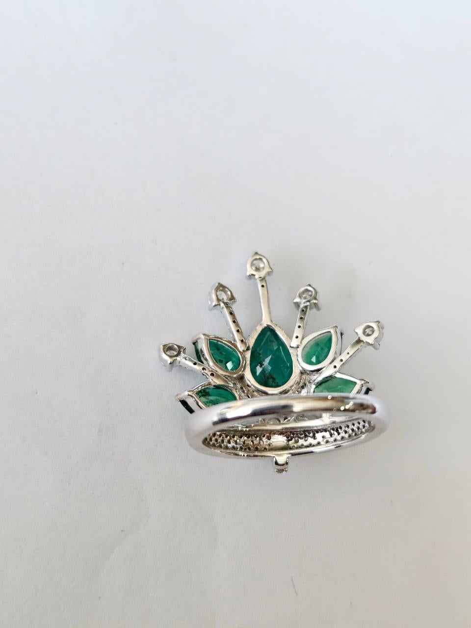 Bague cocktail en or 18 carats, 3,80 carats, émeraude naturelle de Zambie et diamants Neuf - En vente à Hong Kong, HK
