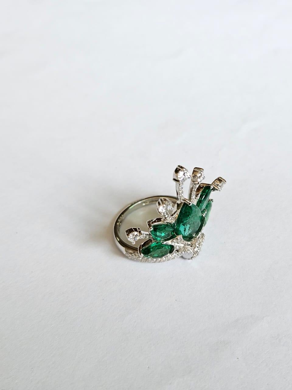 Bague cocktail en or 18 carats, 3,80 carats, émeraude naturelle de Zambie et diamants Unisexe en vente