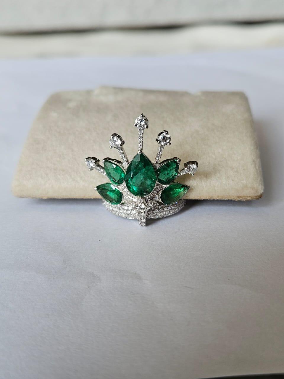 Bague cocktail en or 18 carats, 3,80 carats, émeraude naturelle de Zambie et diamants en vente 1