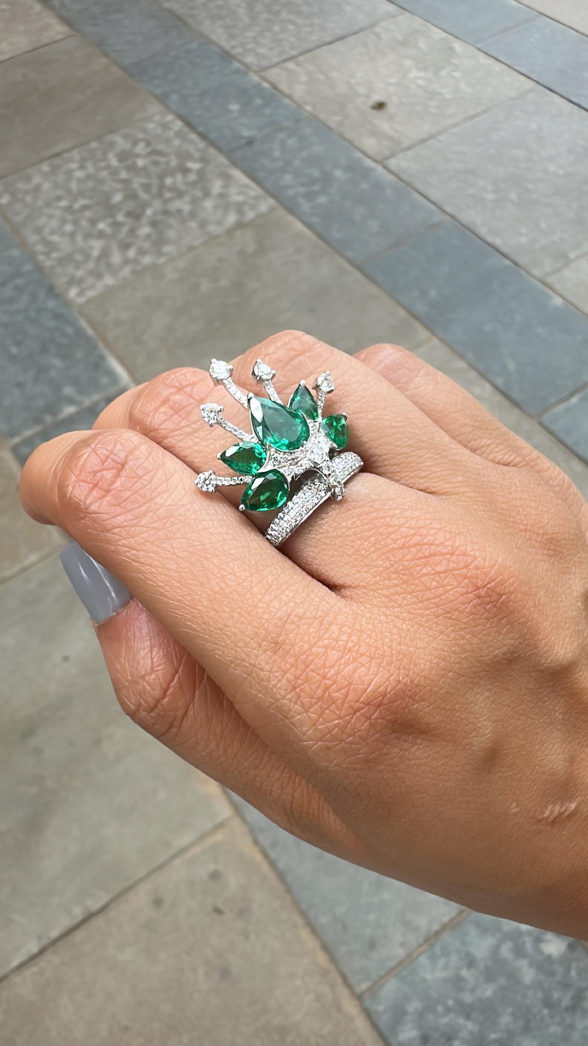 Bague cocktail en or 18 carats, 3,80 carats, émeraude naturelle de Zambie et diamants en vente 2