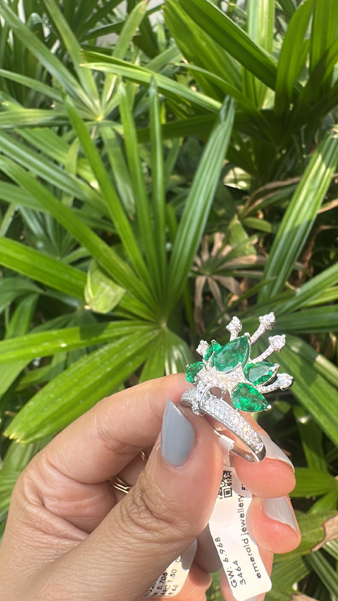 Bague cocktail en or 18 carats, 3,80 carats, émeraude naturelle de Zambie et diamants en vente 3
