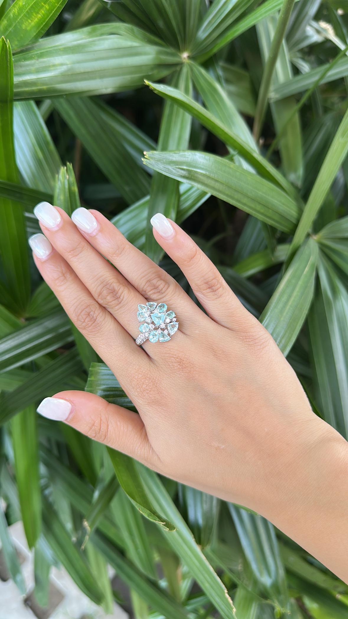 Anello di fidanzamento con tormaline Paraiba e diamanti in oro 18 carati, 3,98 carati in vendita 5