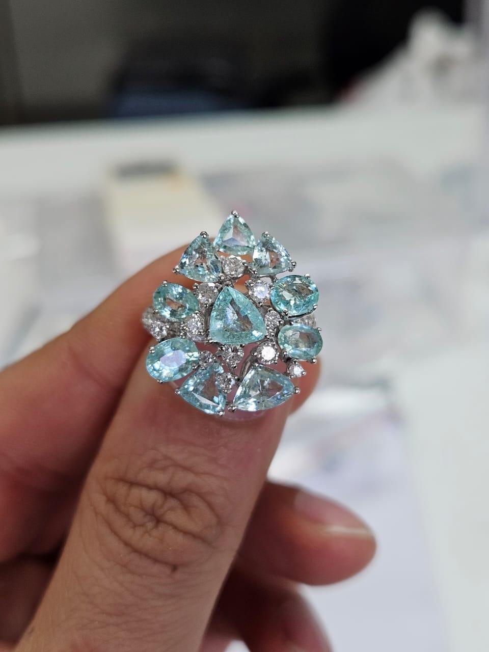 Un bellissimo anello di fidanzamento con tormaline Paraiba in stile moderno, con oro bianco 18 carati e diamanti naturali. Il peso delle tormaline Paraiba è di 3,98 carati. Il peso dei diamanti è di 0,92 carati. Il peso netto dell'oro 18 carati è di
