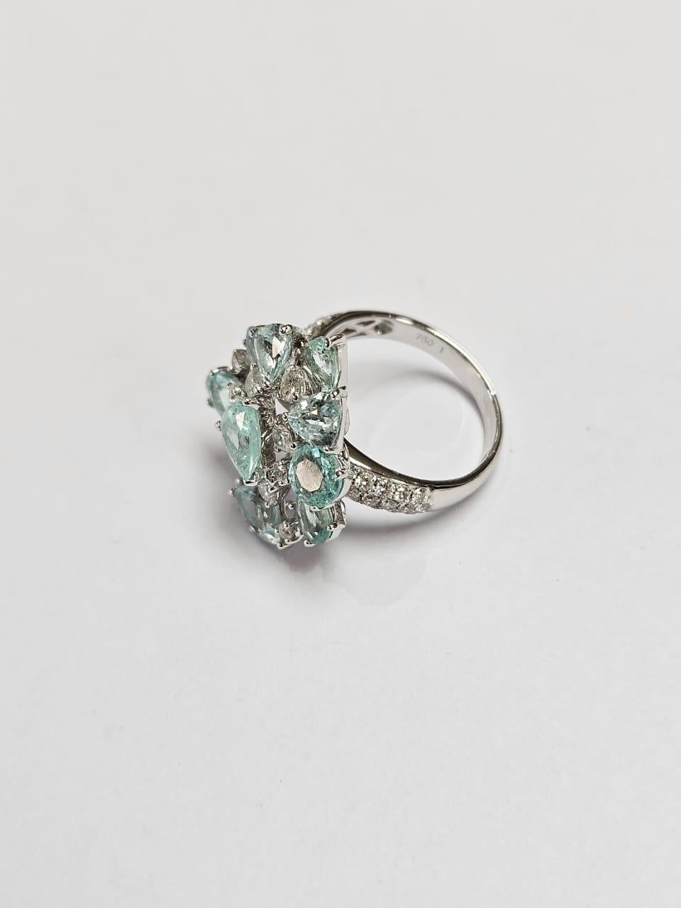 Taglio trillion Anello di fidanzamento con tormaline Paraiba e diamanti in oro 18 carati, 3,98 carati in vendita